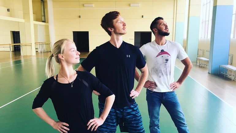 Максим Траньков (справа) со своими подопечными Евгенией Тарасовой и Владимиром Морозовым. Фото instagram.com Максим Траньков (справа) со своими подопечными Евгенией Тарасовой и Владимиром Морозовым. Фото instagram.com