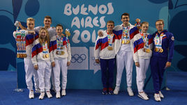 Спортсмены олимпийской команды России по плаванию с завоеванными медалями.