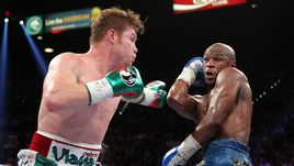 14 сентября 2013 года. Лас-Вегас. Сауль Альварес (слева) против Флойда Мейвезера.