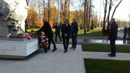 Каррера, Родионов и Измайлов возложили цветы у памятника жертвам трагедии на матче "Спартак" - "Харлем"