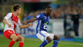 20 октября. Страсбург. "Страсбур" - "Монако" - 2:1. Александр Головин (слева) ведет борьбу за мяч.