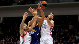 19 октября. Мытищи. "Химки" - "Анадолу Эфес" - 84:85. Энтони Гилл (№ 13) в борьбе с Адриеном Морманом (слева) и Догюшем Болбаем.