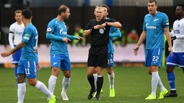 21 октября. Химки. "Динамо" - "Зенит" - 1:0. Сергей Иванов удаляет Себастьяна Дриусси.