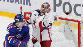 21 октября. СКА - ЦСКА - 1:2 Б. Питерский армеец Андрей Кузьменко у ворот голкипера москвичей Ильи Сорокина.