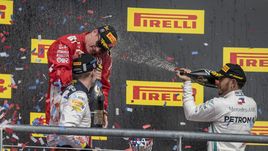 21 октября. Остин. Льюис Хэмилтон (справа) поздравляет Кими Райкконена (в центре) с победой на "Гран-при США".