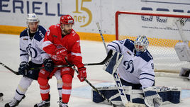 Гол с центра поля, шедевр "Динамо" и драка легенды КХЛ. "Спартак" победил в фантастическом дерби