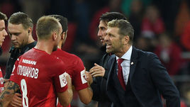 Денис Глушаков (слева) и Массимо Каррера (справа).