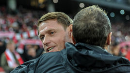 21 октября. Москва. "Спартак" - "Арсенал" - 2:3. Тогда еще главный тренер "Спартака" Массимо Каррера (справа) приветствует главного тренера "Арсенала" Олега Кононова.