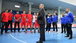 23 октября. Москва. Президент ФГР Сергей Шишкарев (в центре) на открытой тренировке сборной России.