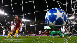 23 октября. Рим. "Рома" - ЦСКА - 3:0. 30-я минута. Эдин Джеко (слева) открывает счет.