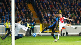 24 октября. Брюгге. "Брюгге" - "Монако" - 1:1. Полузащитник "Монако" Александр Головин (справа) создает опасный момент у ворот соперника.