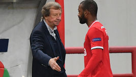 24 октября. Москва. Черкизово. "Локомотив" - "Порту" - 1:3. Мануэл Фернандеш после замены не пожал руки главному тренеру команды Юрию Семину после замены на 66-й минуте.