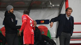 24 октября. Москва. "Локомотив" - "Порту" - 1:3. 66-я минута. После замены полузащитник Мануэл Фернандеш проигнорировал протянутую руку главного тренера Юрия Семина и прошел мимо.