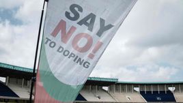 Флаг с призывом "Скажи нет допингу".