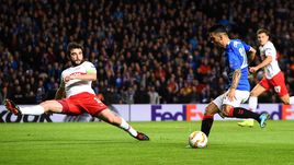 25 октября. Глазго. "Рейнджерс" - "Спартак" - 0:0. Георгий Джикия (слева) вместе с партнерами по команде смогли выстоять.