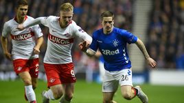 25 октября. Глазго. "Рейнджерс" - "Спартак" - 0:0. Молодые спартаковцы Александр Ломовицкий (слева) и Николай Рассказов (в центре).