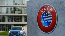 Логотип УЕФА около штаб-квартиры организации в швейцарском Ньоне.