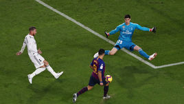 28 октября. Барселона. "Барселона" - "Реал" - 5:1. Луис Суарес оформил хет-трик в класико.