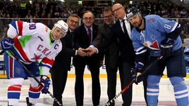 28 октября. Вена. "Слован" – СКА – 0:7. Символическое вбрасывание перед матчем КХЛ в Австрии.