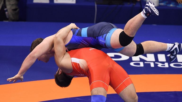 Сергей Семенов (в красном) против Адама Куна. Фото AFP Сергей Семенов (в красном) против Адама Куна. Фото AFP