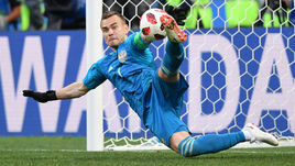 1 июля. Москва. Лужники. Испания - Россия - 1:1, по пенальти 3:4. Игорь Акинфеев отражает решающий пенальти в матче 1/8 финала чемпионата мира.