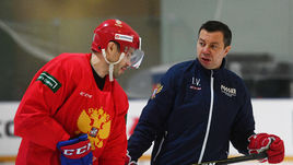 Главный тренер сборной России Илья Воробьев (справа) и Павел Дацюк..