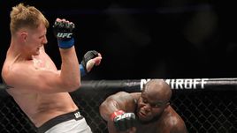 6 октября. Лас-Вегас. Бой Александра Волкова (слева) и Деррика Льюиса.