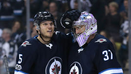 Дмитрий Куликов (слева, с Коннором Хеллебайком).