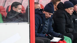 31 октября. Москва. Черкизово. "Локомотив" - "Енисей" - 4:1. Дмитрий Аленичев (слева) и его скамейка.