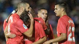 31 октября. Мелилья. "Мелилья" - "Реал" - 0:4. 28-я минута. Открывший счет Карим Бензема (слева) принимает поздравления от партнеров.