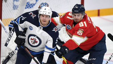 1 ноября. Хельсинки. "Флорида" - "Виннипег" - 2:4. Защитник "Джетс" Дмитрий Куликов (слева) и форвард "Пантерз" Юхо Ламмикко.