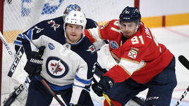 1 ноября. Хельсинки. "Флорида" - "Виннипег" - 2:4. Защитник "Джетс" Дмитрий Куликов (слева) и форвард "Пантерз" Юхо Ламмикко.