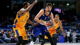 2 ноября. Мытищи. "Химки" – "Гран Канария" – 87:72. С мячом лидер подмосковной команды Алексей Швед.