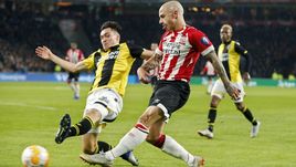 3 ноября. Эйндховен. ПСВ - "Витесс" - 1:0. Вячеслав Караваев (слева).