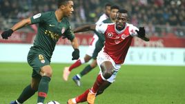 3 ноября. Реймс. "Реймс" - "Монако" - 1:0. Игровой момент матча.