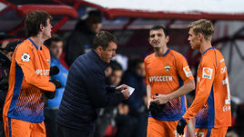 3 ноября. Химки. "Динамо" – ЦСКА – 0:0. Виктор Гончаренко (в центре) дает установку игрокам.