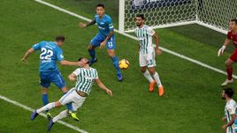 4 ноября. Санкт-Петербург. "Зенит" - "Ахмат" - 1:0. В атаке Артем Дзюба (№22).