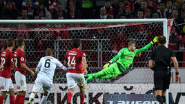 4 ноября. Москва. "Спартак" - "Урал" - 1:2. Первый мяч влетает в ворота Александра Максименкова.