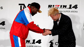 Флойд Мейвезер (слева) анонсировал поединок с Тенсином Насукавой. Бой состоится 31 декабря.