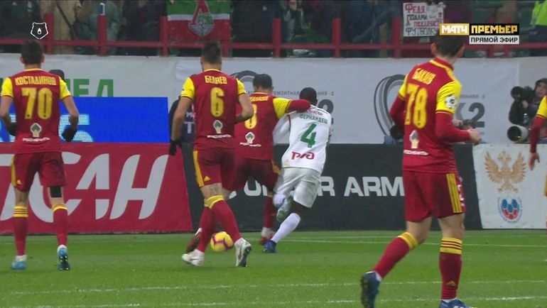 На 64-й минуте Григалава в свой штрафной площади в единоборстве с Фернандешем правой рукой толкнул соперника в шею и сбил его. На 64-й минуте Григалава в свой штрафной площади в единоборстве с Фернандешем правой рукой толкнул соперника в шею и сбил его.