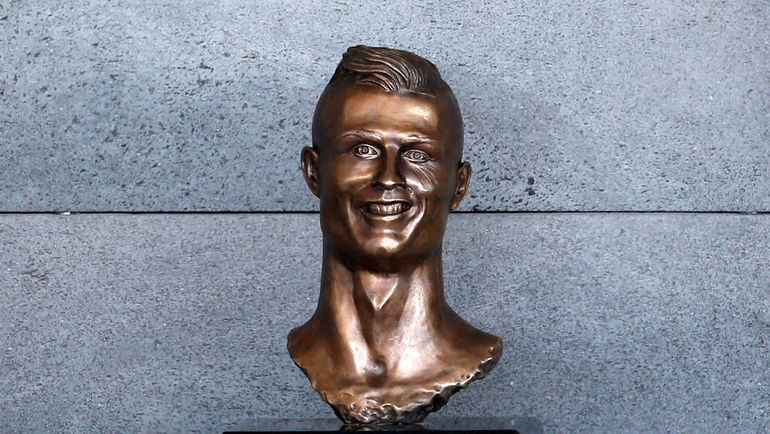 Бюст Криштиану Роналду в аэропорту Мадейры. Фото REUTERS Бюст Криштиану Роналду в аэропорту Мадейры. Фото REUTERS