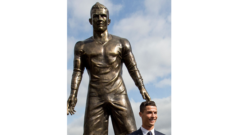 Криштиану Роналду и его статуя в Фуншале. Фото AFP Криштиану Роналду и его статуя в Фуншале. Фото AFP