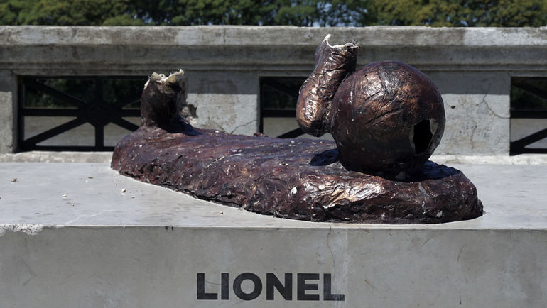 Статуя Лионеля Месси и то, что от нее осталось. Фото AFP Статуя Лионеля Месси и то, что от нее осталось. Фото AFP