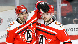 Оклад самого "дорогого" хоккеиста "Автомобилиста" Найджела Доуса (слева) - 150 миллионов рублей в год. Форвард сборной России Анатолий Голышев получает намного меньше - 20 миллионов.