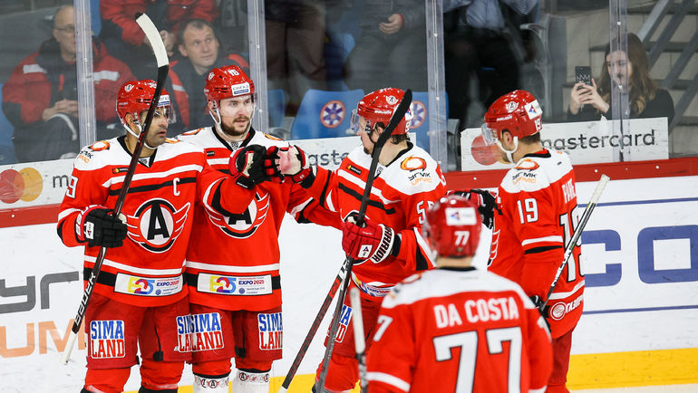 Найджел Доус (слева) - один из самых высокооплачиваемых хоккеистов всей КХЛ - к перерыву на матчи сборных идет на первом месте в списке бомбардиров. Фото photo.khl.ru Найджел Доус (слева) - один из самых высокооплачиваемых хоккеистов всей КХЛ - к перерыву на матчи сборных идет на первом месте в списке бомбардиров. Фото photo.khl.ru