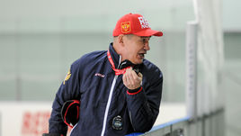 Главный тренер молодежной сборной России Валерий Брагин.