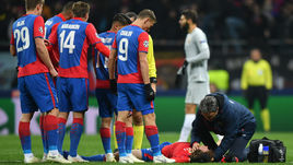 7 ноября. Москва. ЦСКА - "Рома" - 1:2. Мариу Фернандес (на поле) не смог продолжить встречу после столкновения с Александром Коларовым.