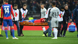 7 ноября. Москва. ЦСКА - "Рома" - 1:2. Мариу Фернандеса уносят на носилках.