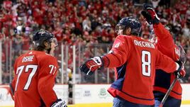 7 ноября. Вашингтон. "Вашингтон" – "Питтсбург" – 2:1. Александр Овечкин (№8), Никлас Бэкстрем (справа) и Ти. Джей. Оши празднуют победу в принципиальном противостоянии.