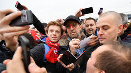 8 ноября. Шереметьево. Массимо Каррера (слева) и болельщики.